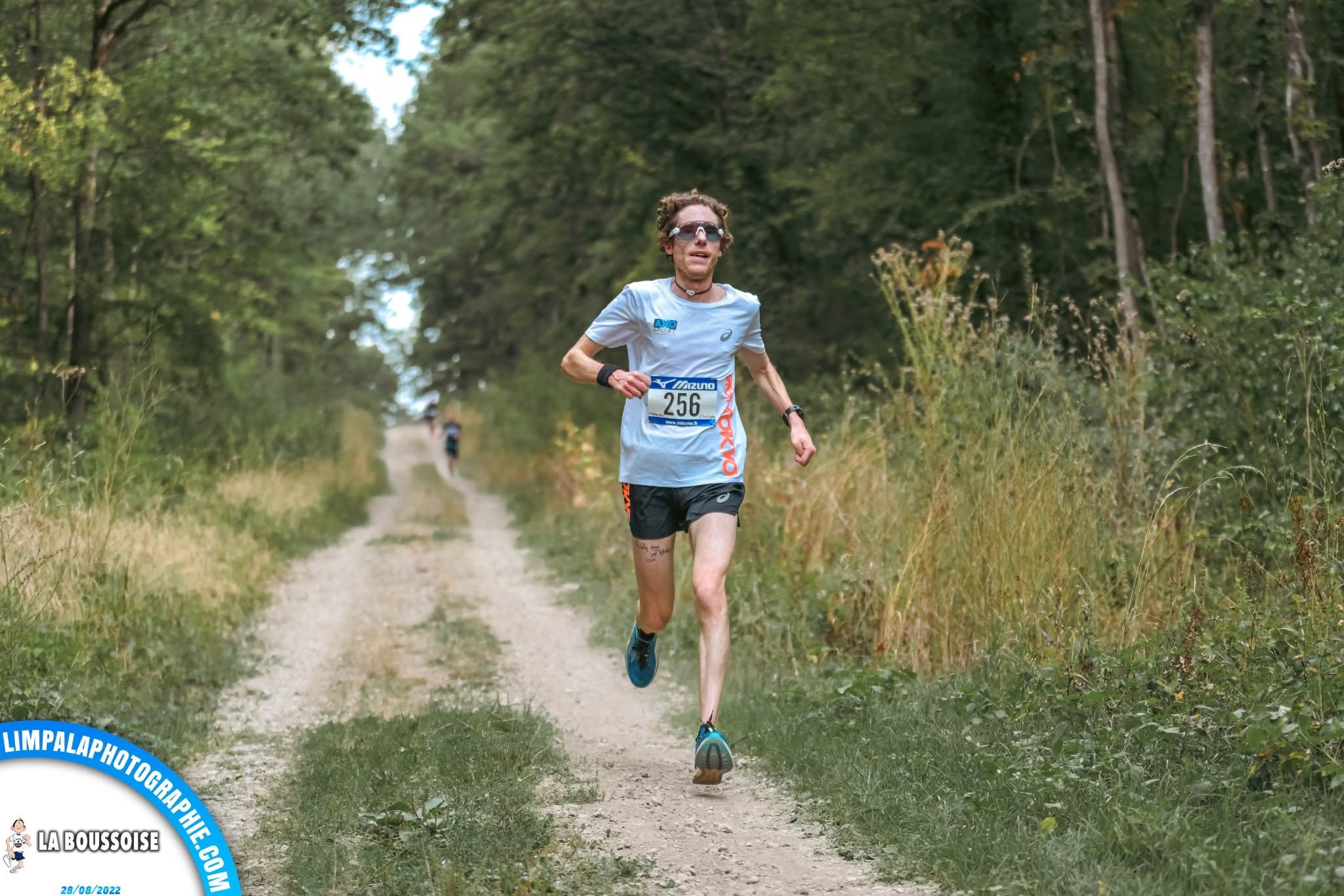 Coureur portant un t-shirt AXO SPORT pendant La Boussoise
